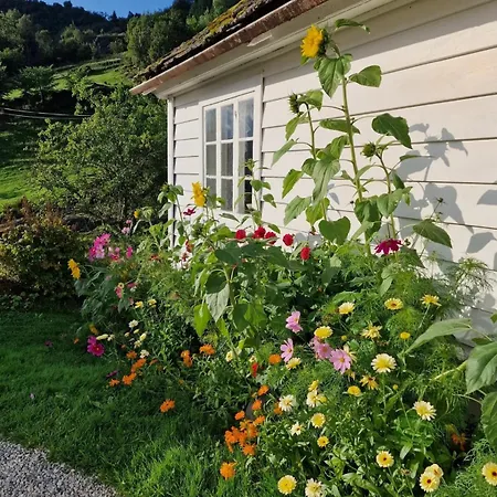 Feriehus Aarvik Organic Farm&bakery Tveit